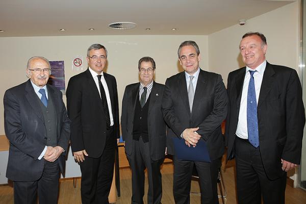 Στιγμιότυπο από την εσπερίδα του ΣΔΕΕ. Από αριστερά ο κ. Ιωάννης Δρυλλεράκης, Πρόεδρος του ΣΔΕΕ, ο κ. Νικόλας Κανελλόπουλος, Γενικός Γραμματέας του Υπ. Δικαιοσύνης, ο κ. Μάριος Μπαχάς, Γραμματέας του ΣΔΕΕ, ο κ. Κωνσταντίνος Μίχαλος, Πρόεδρος του ΕΒΕΑ και ο κ. Βασίλειος Αλεξανδρής, Πρόεδρος του ΔΣΑ